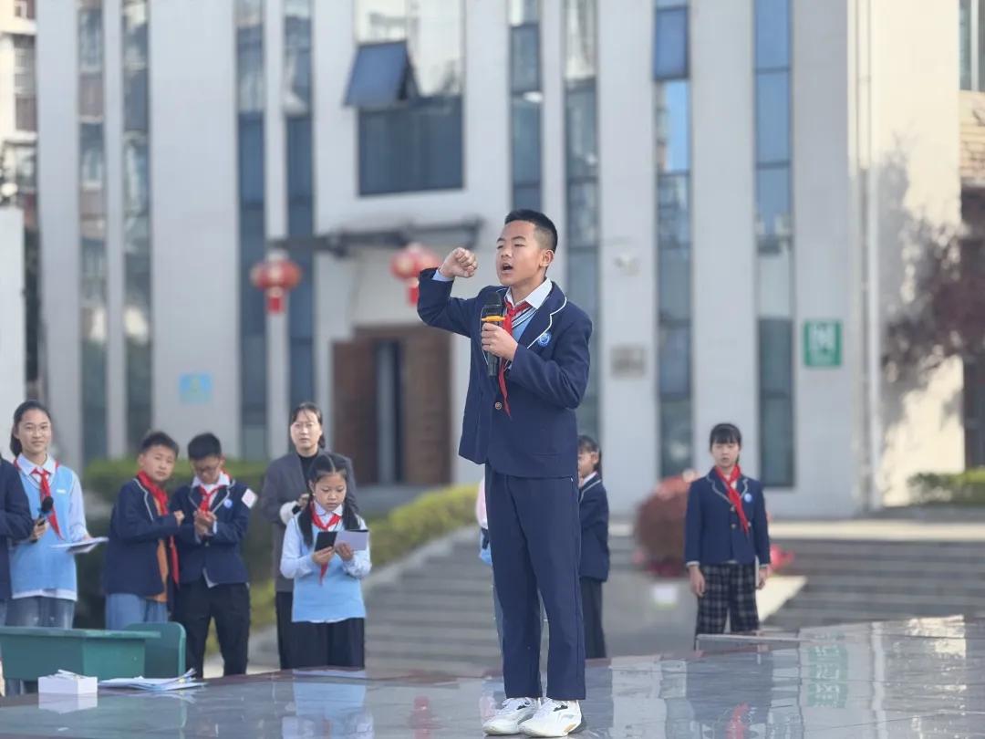 小学校运会通讯稿100字_阳光运动 快乐成长_运动会开幕式