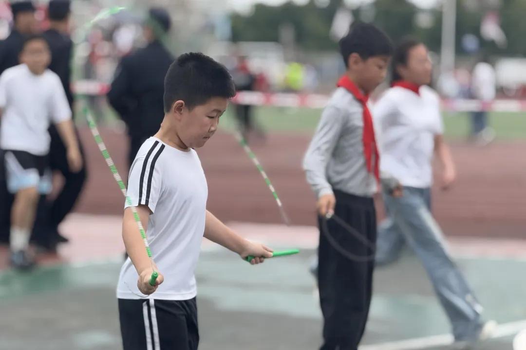 运动会开幕式_阳光运动 快乐成长_小学校运会通讯稿100字