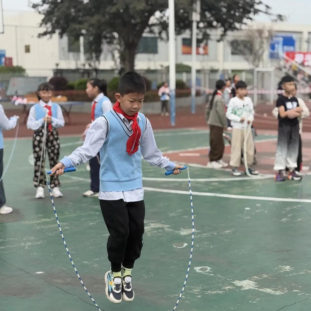 运动会开幕式_阳光运动 快乐成长_小学校运会通讯稿100字