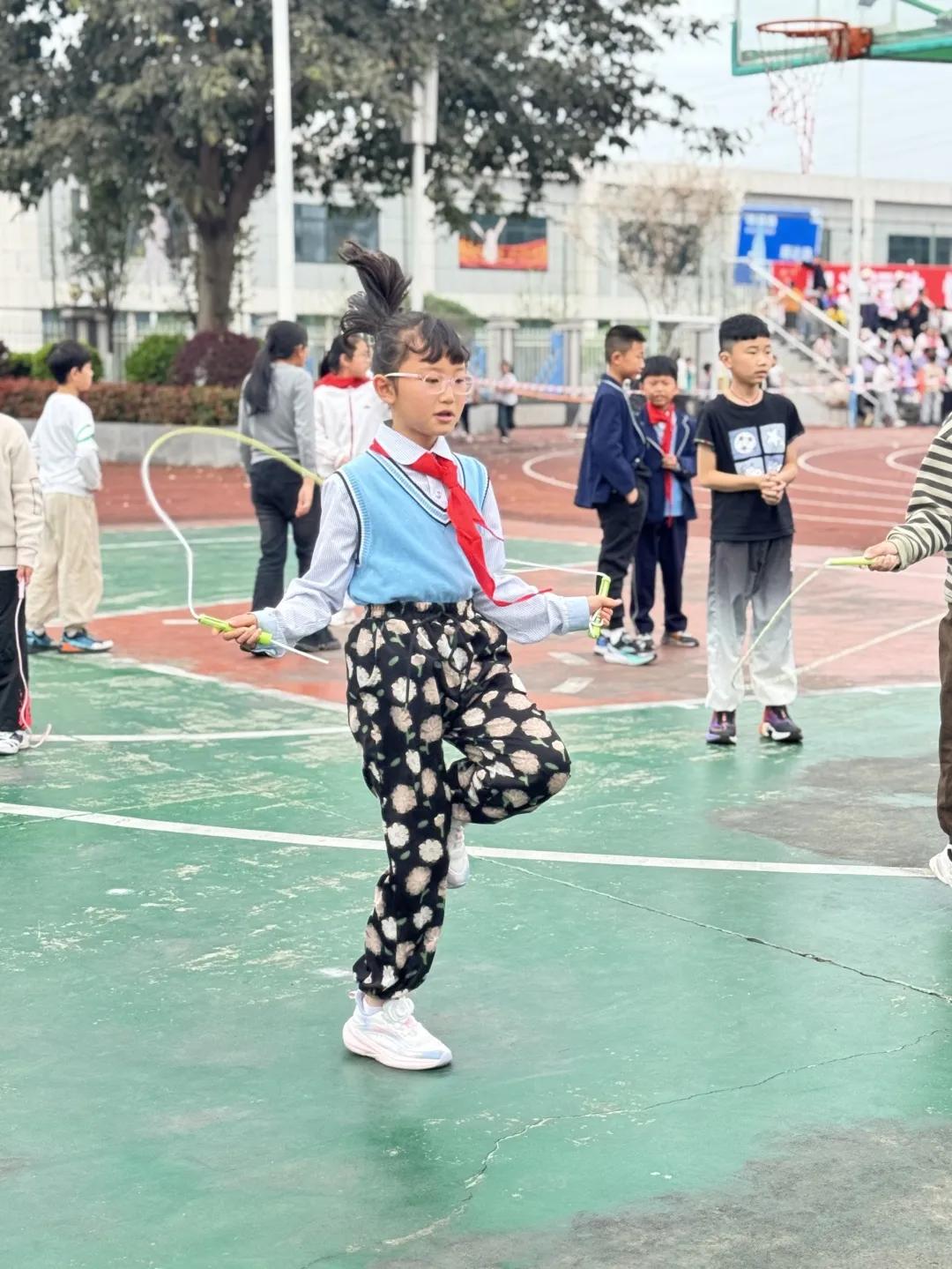 小学校运会通讯稿100字_阳光运动 快乐成长_运动会开幕式