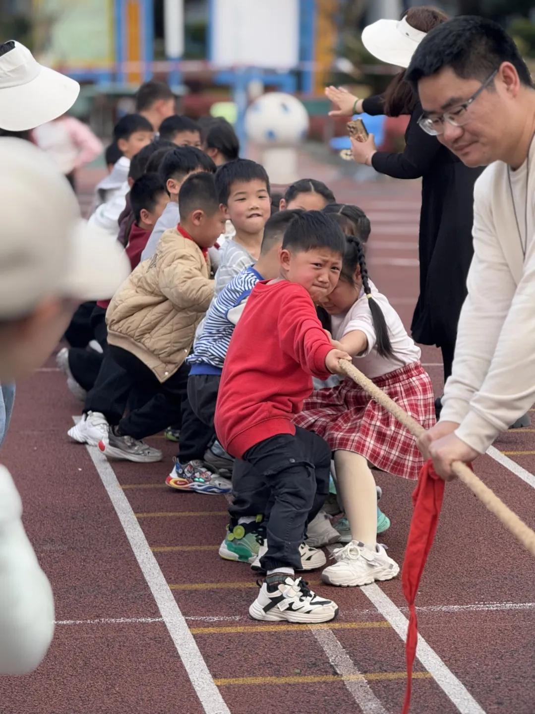 运动会开幕式_阳光运动 快乐成长_小学校运会通讯稿100字