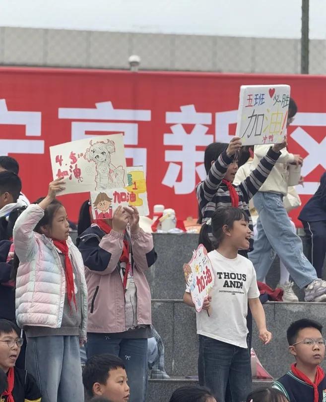 小学校运会通讯稿100字_阳光运动 快乐成长_运动会开幕式