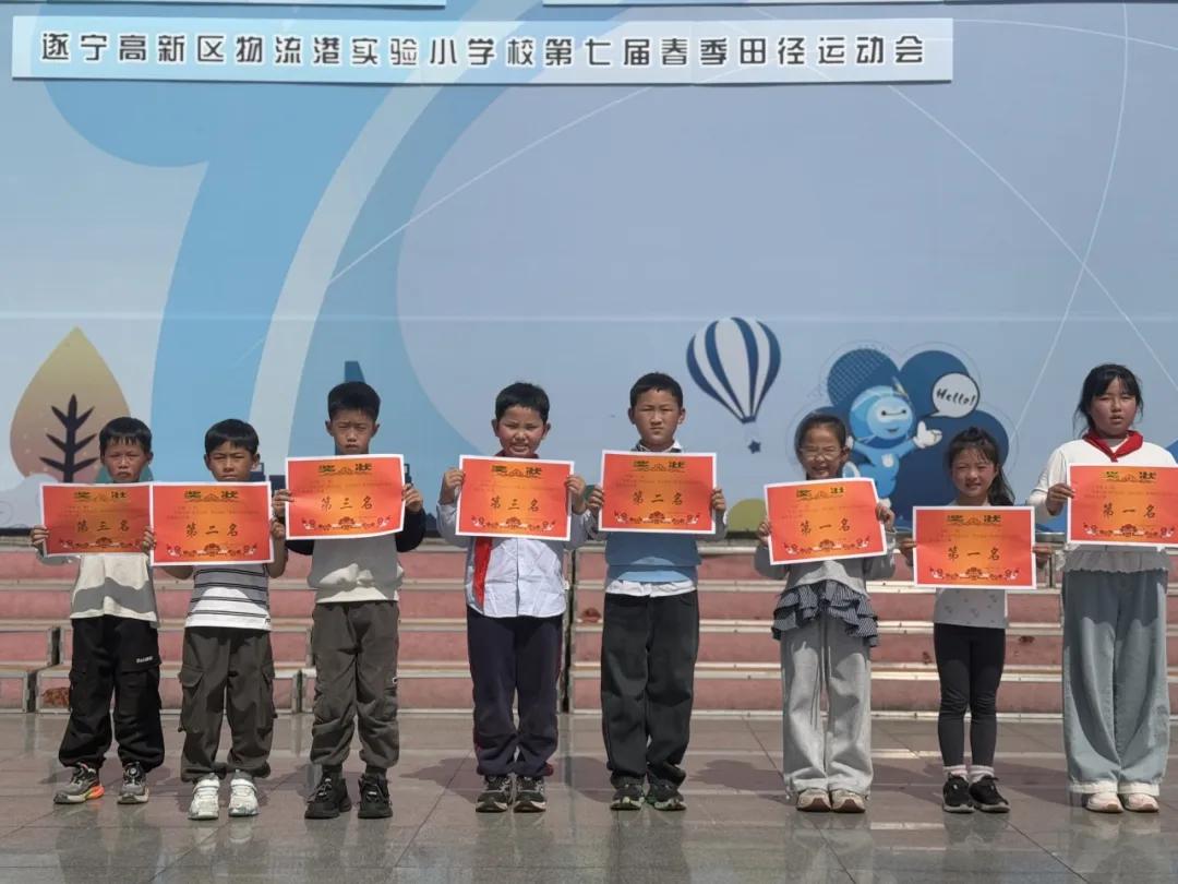 小学校运会通讯稿100字_运动会开幕式_阳光运动 快乐成长