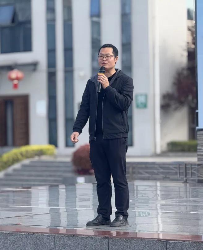 运动会开幕式_阳光运动 快乐成长_小学校运会通讯稿100字