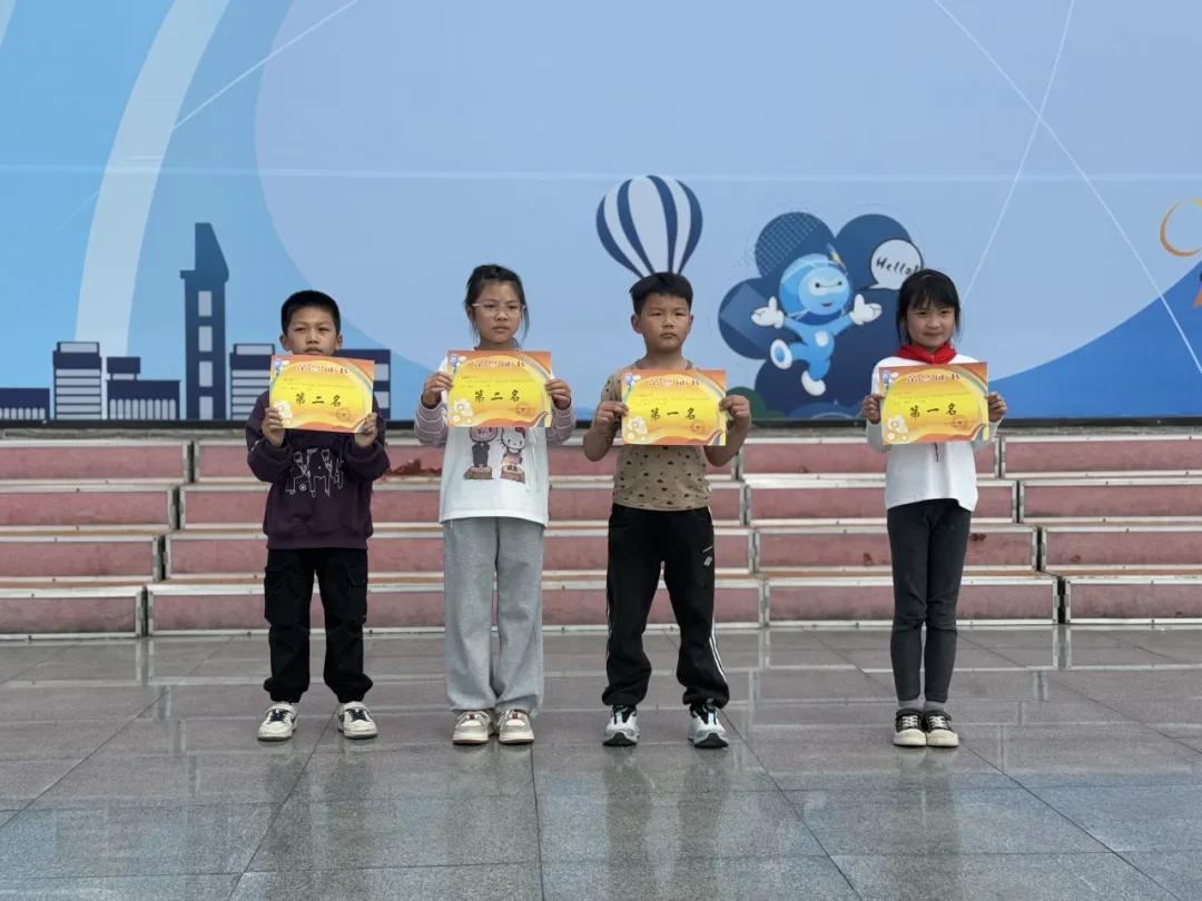 小学校运会通讯稿100字_运动会开幕式_阳光运动 快乐成长