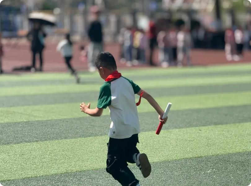 运动会开幕式_阳光运动 快乐成长_小学校运会通讯稿100字