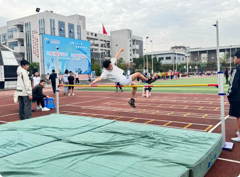 小学校运会通讯稿100字_阳光运动 快乐成长_运动会开幕式