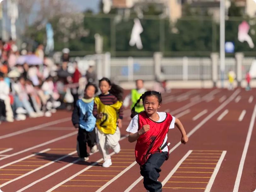小学校运会通讯稿100字_运动会开幕式_阳光运动 快乐成长