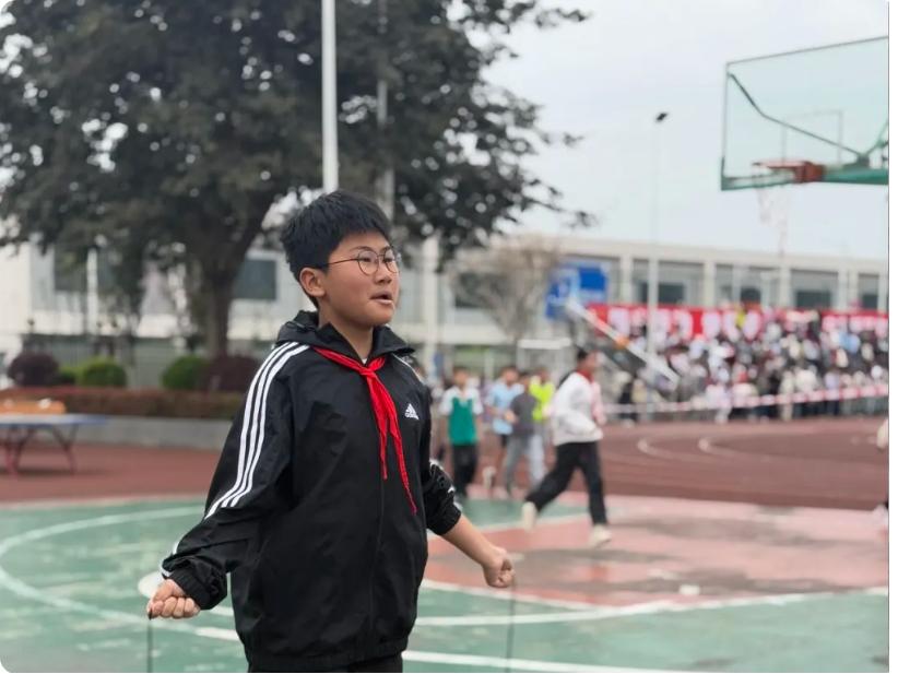 阳光运动 快乐成长_运动会开幕式_小学校运会通讯稿100字