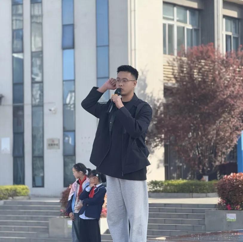 运动会开幕式_小学校运会通讯稿100字_阳光运动 快乐成长