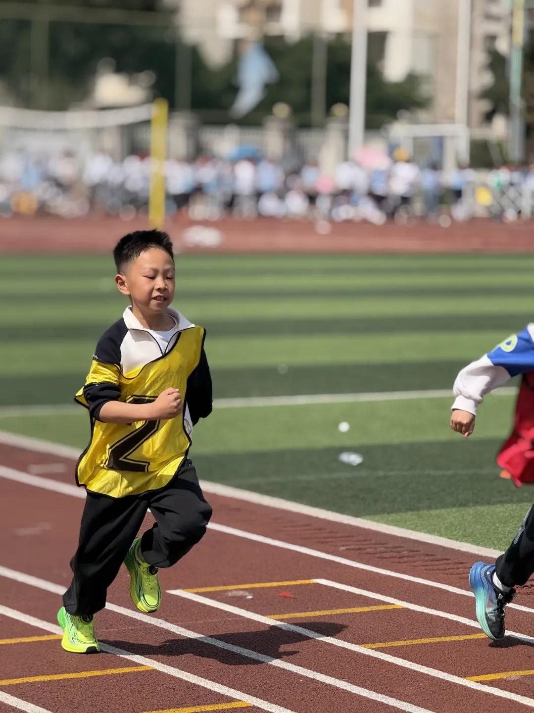 小学校运会通讯稿100字_阳光运动 快乐成长_运动会开幕式