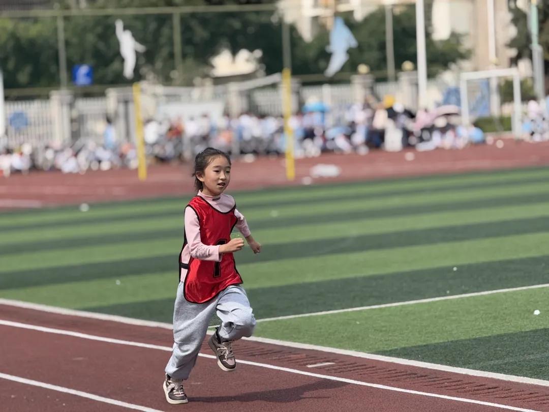 阳光运动 快乐成长_运动会开幕式_小学校运会通讯稿100字