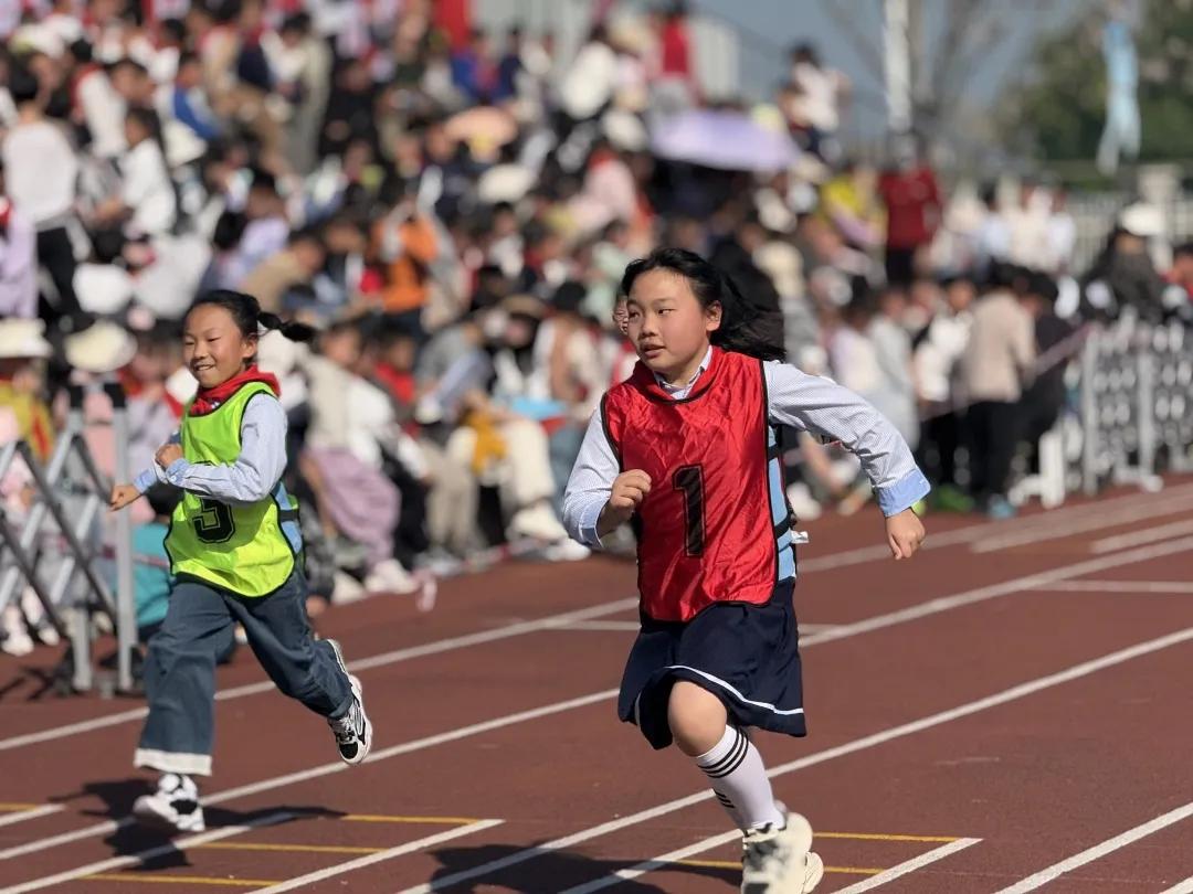 运动会开幕式_阳光运动 快乐成长_小学校运会通讯稿100字