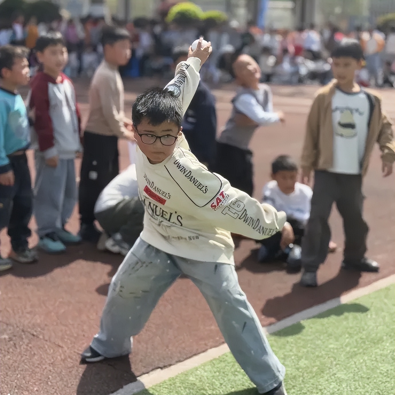 小学校运会通讯稿100字_阳光运动 快乐成长_运动会开幕式