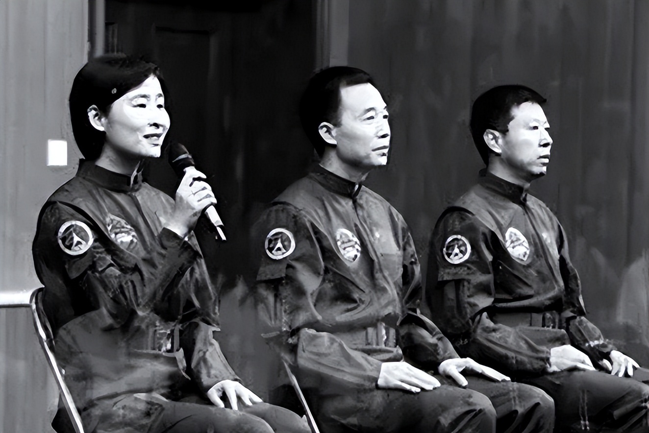 刘洋 太空女宇航员 丈夫支持_空军飞行员的妻子