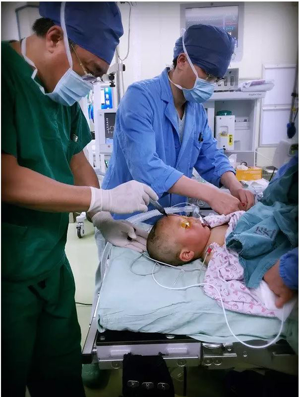 上海新华医院异物取出_宝宝筷子插入头部手术_小孩玩筷子扎伤上口腔