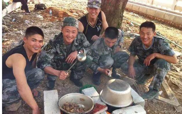 吴京 早年经历_吴京 逆袭故事_吴京狼牙炒菜