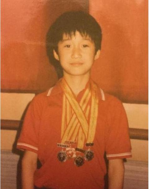 吴京 早年经历_吴京 逆袭故事_吴京狼牙炒菜