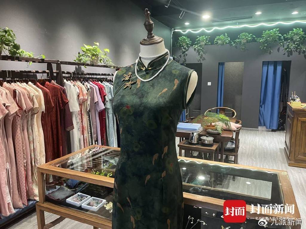 内裤实体店效果图_高考紫色内裤 旗袍 高考锦鲤旗袍