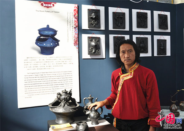 藏族黑陶技艺传承人当珍批初_尼西黑陶茶具_尼西黑陶国家级非物质文化遗产