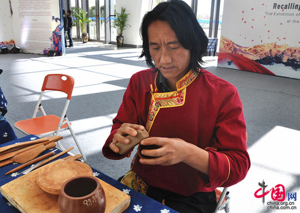 尼西黑陶国家级非物质文化遗产_藏族黑陶技艺传承人当珍批初_尼西黑陶茶具