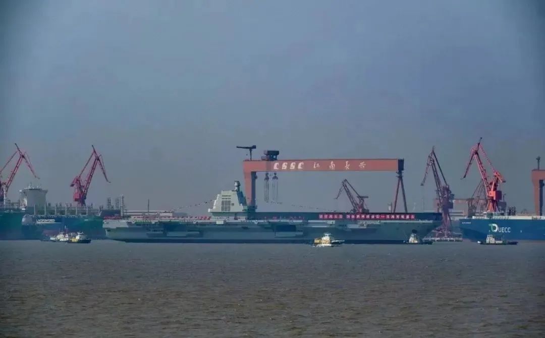 中国造航母最新图片_福建号航母系泊试验_福建号航母电磁弹射器安装