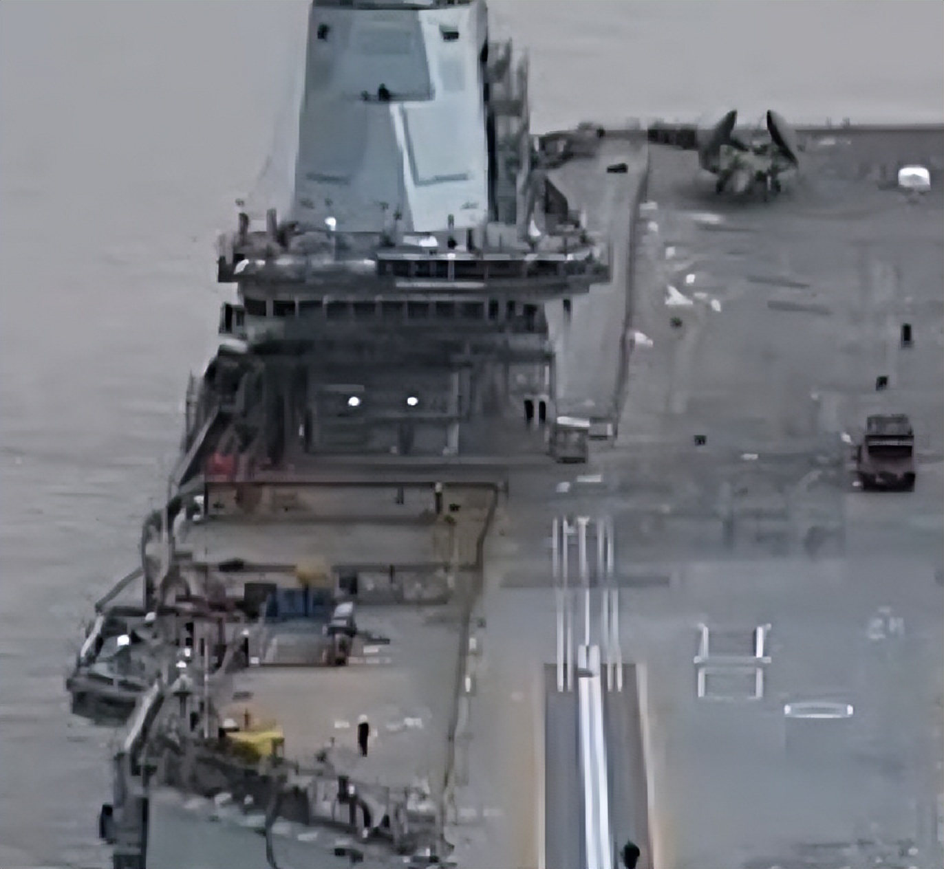 中国造航母最新图片_福建号航母电磁弹射器安装_福建号航母系泊试验