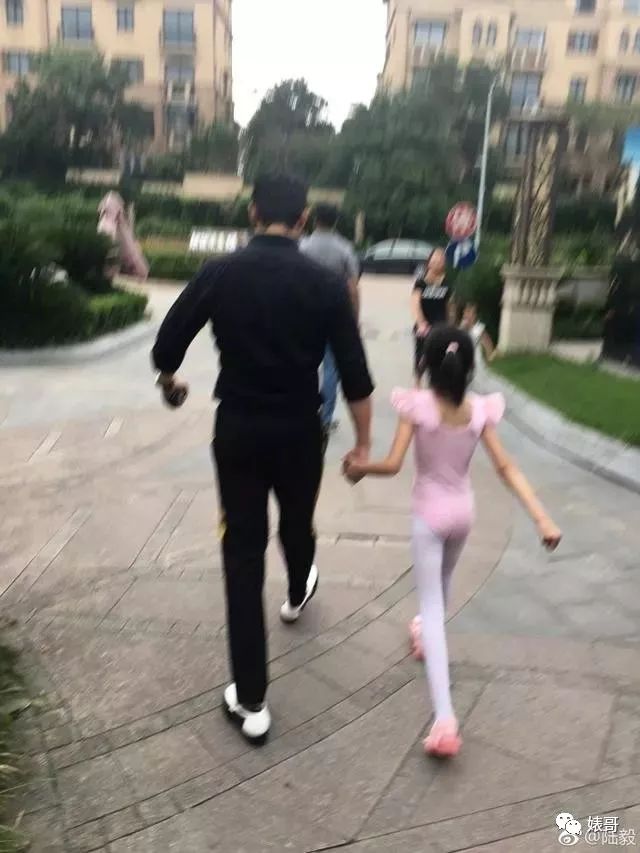 陆毅鲍蕾二胎疑曝光_陆毅鲍蕾女儿庆生_贝儿9岁生日