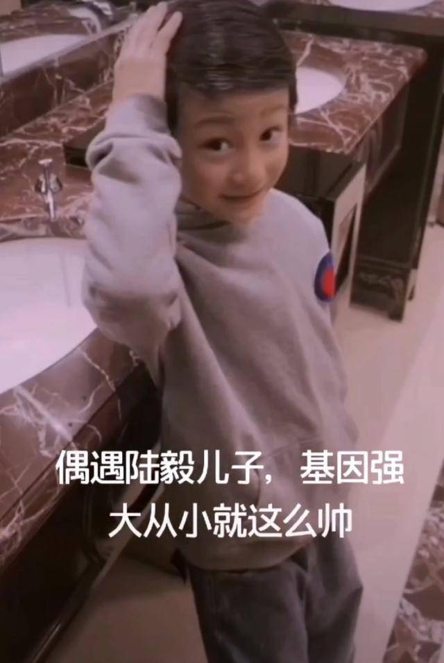 陆毅鲍蕾二胎疑曝光_鲍蕾小儿子照片_陆毅三胎儿子曝光