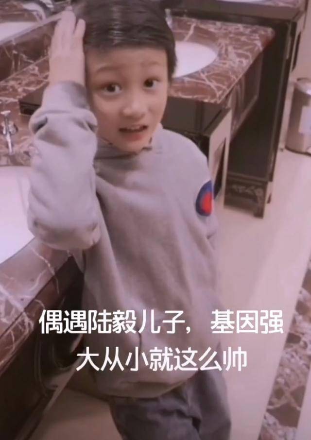 陆毅鲍蕾二胎疑曝光_鲍蕾小儿子照片_陆毅三胎儿子曝光