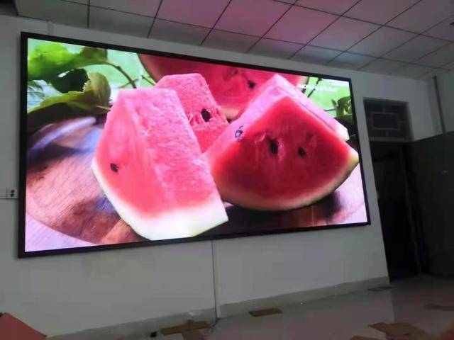 投资全彩led广告屏_室内LED显示屏P2.5与P3区别_P2.5和P3点间距对比