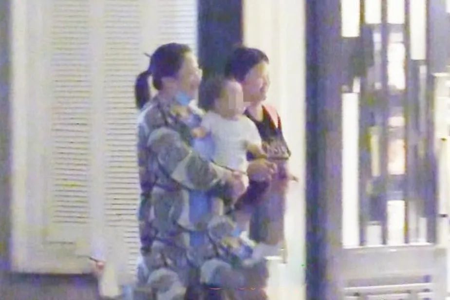 赵丽颖与弟弟赵建飞_赵丽颖弟弟赵建飞个人生活_赵丽颖家庭资料