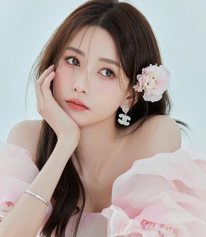 晚礼服发型 简单_精致盘发技巧_礼服发型