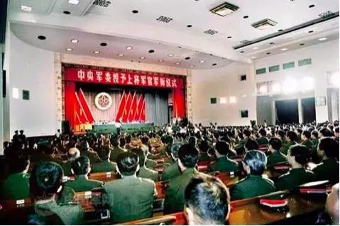 我军军衔制度的曲折历程_战争时期我军干部的军衔情况_大将为何由周恩来授衔