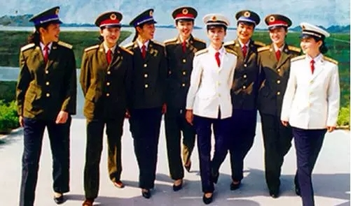 我军军衔制度的曲折历程_大将为何由周恩来授衔_战争时期我军干部的军衔情况