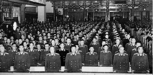 大将为何由周恩来授衔_我军军衔制度的曲折历程_战争时期我军干部的军衔情况