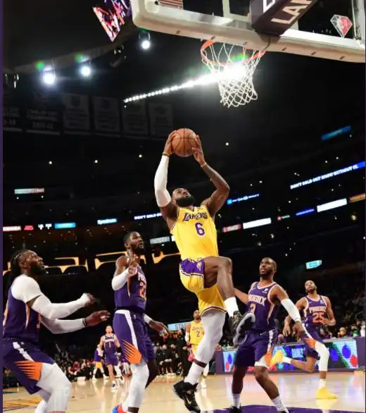 nba-湖人vs太阳 詹姆斯持球突破_NBA湖人太阳比赛分析_湖人太阳比赛直播