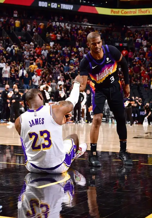 湖人和太阳冲突_NBA季后赛今日赛事集锦_nba-湖人vs太阳 詹姆斯持球突破