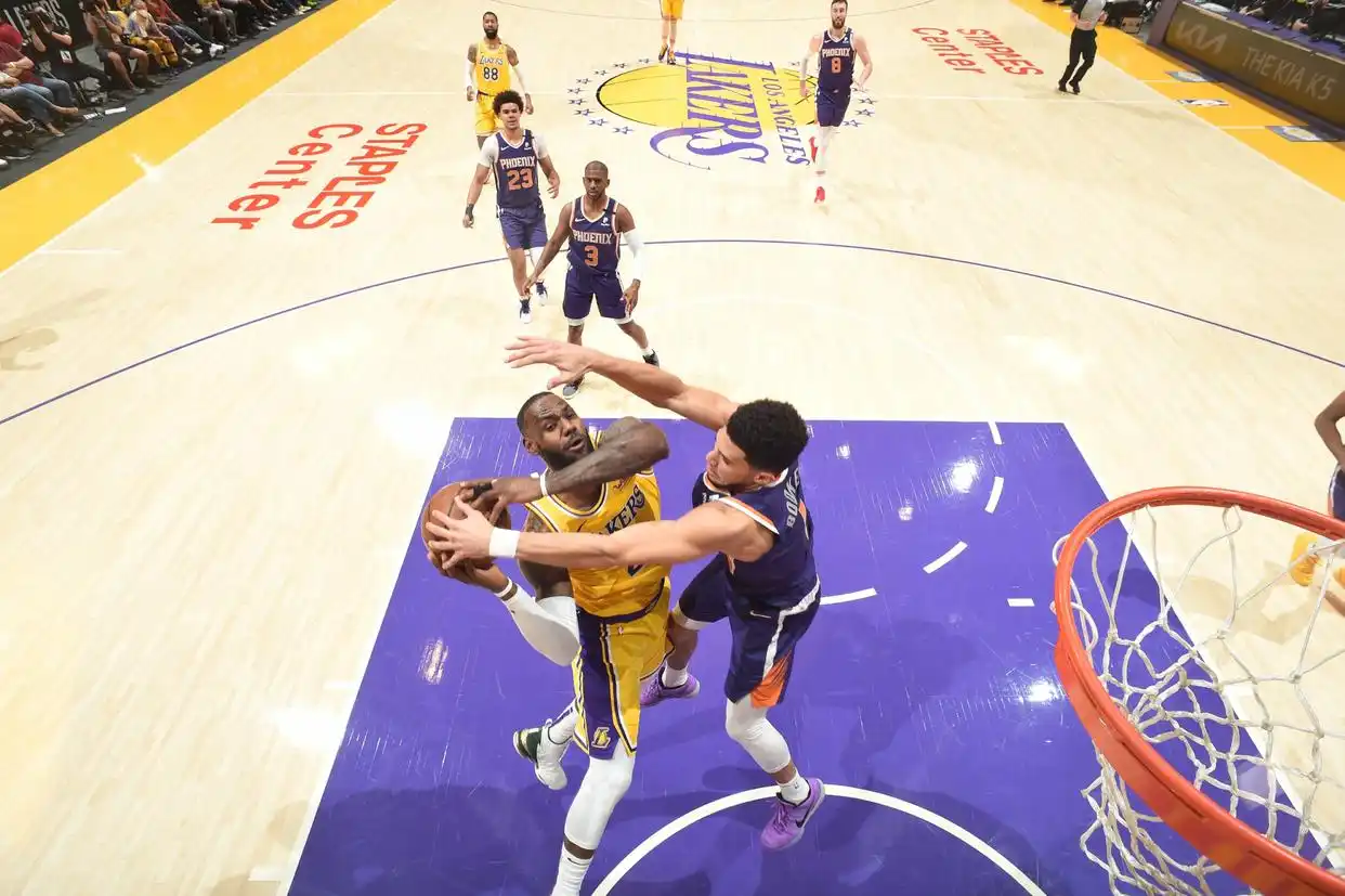 勒布朗詹姆斯一轮游_NBA季后赛湖人被淘汰_nba-湖人vs太阳 詹姆斯持球突破