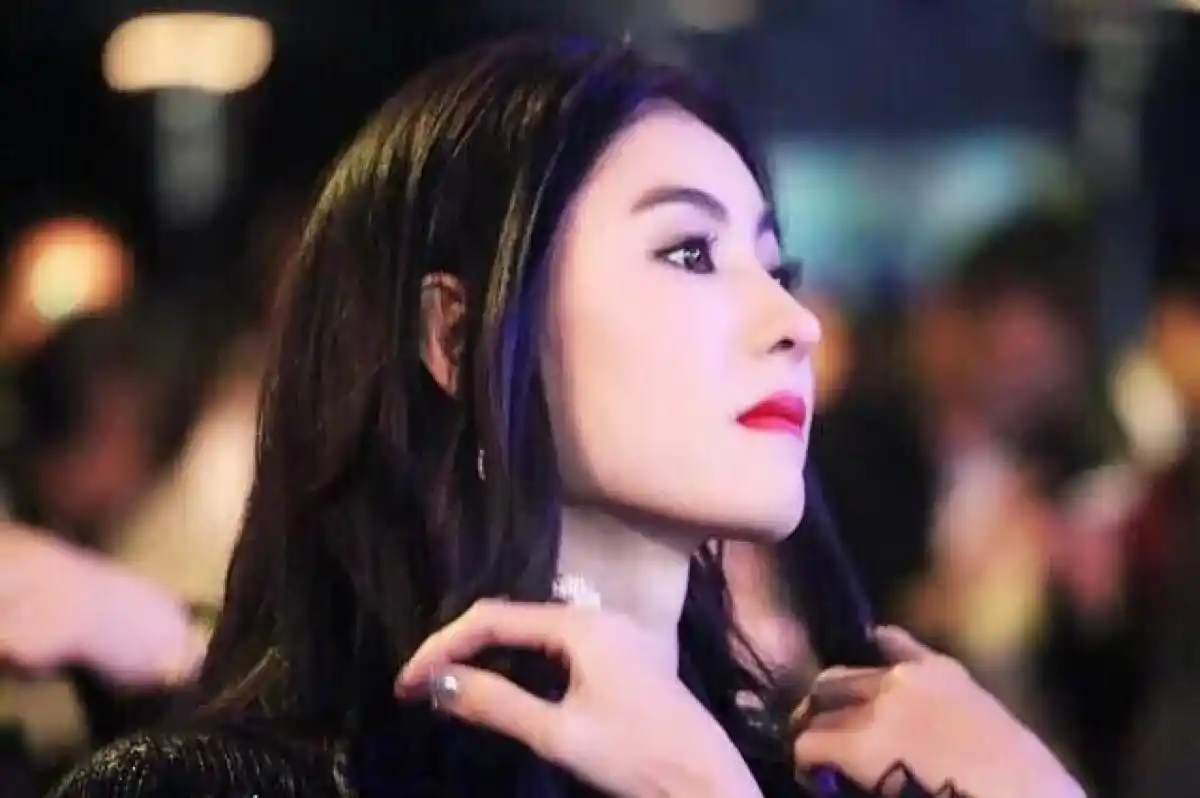 电影购物狂观后感_购物狂电影 2006 贺岁都市爱情_购物狂症状 压力 缺乏自信