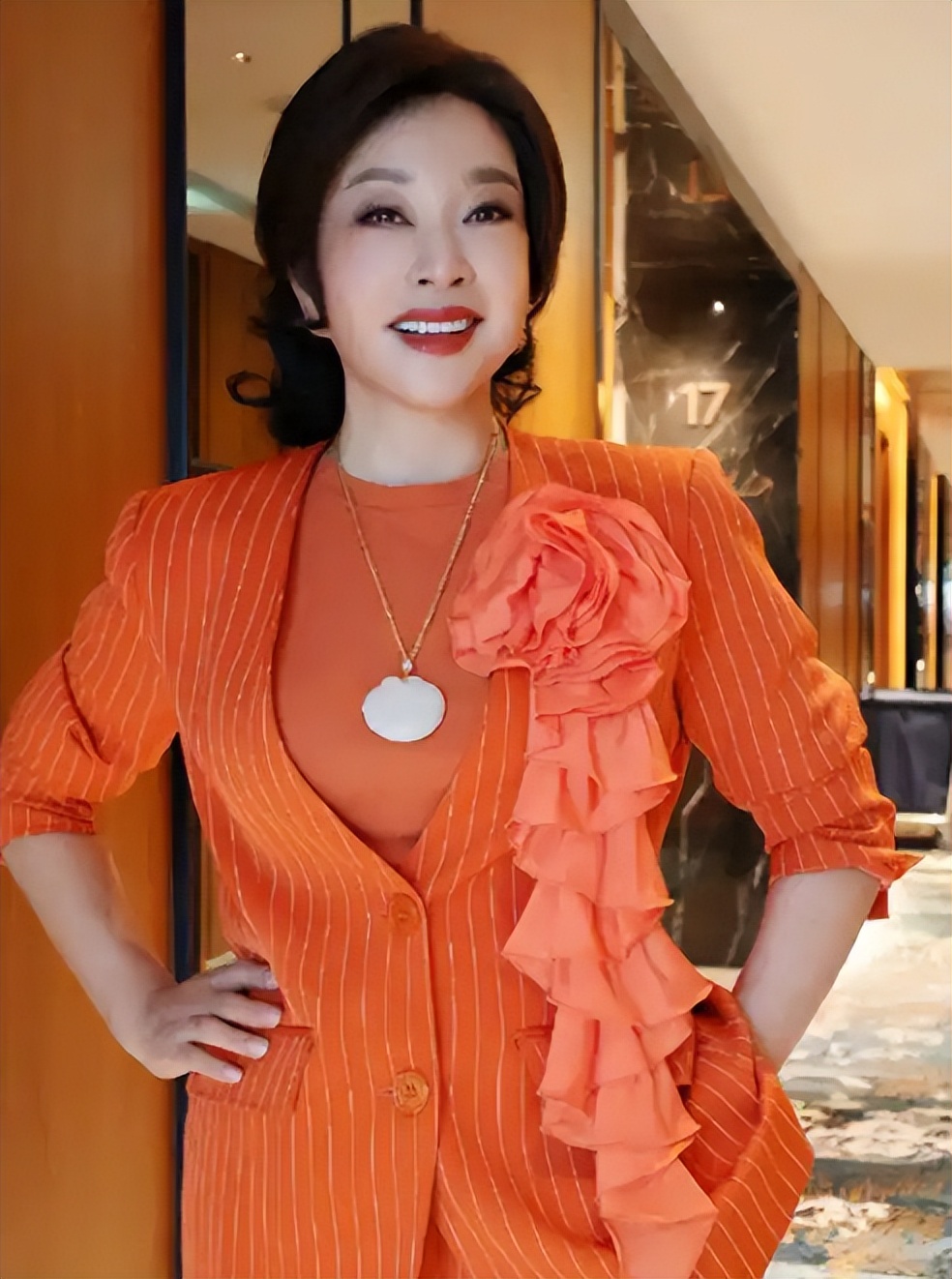 刘晓庆今日大婚_金珈滤镜回答年龄差_刘晓庆短剧少女吻戏