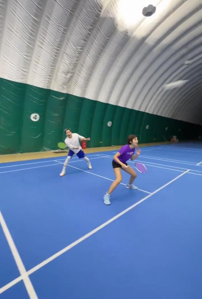 欧阳夏丹打球视频_欧阳夏丹毛宁羽毛球友谊_毛宁保养状态年轻变化