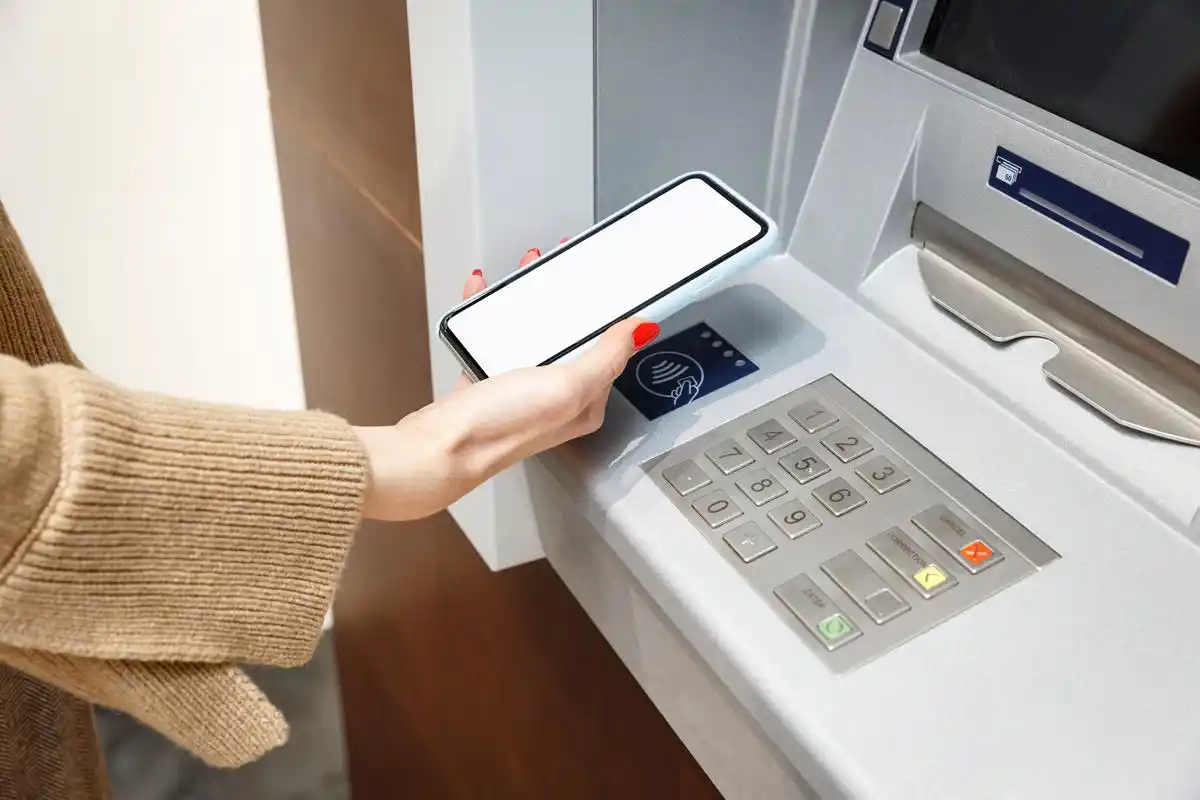 工行手机银行跨行转账要手续费吗_跨行转账手续费计算方式 手机银行 网上银行 ATM转账 柜台收费