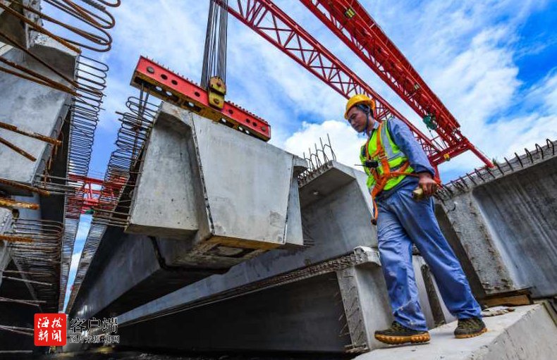 琼山区箱梁施工技术步骤_预制箱梁施工工艺_G360文临公路首榀箱梁架设