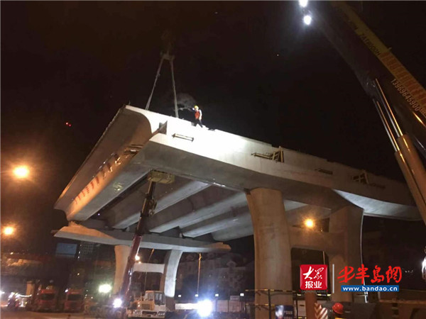 青岛地铁集团辽阳路快速路工程_预制箱梁施工工艺_辽阳路快速路首跨预制箱梁架设