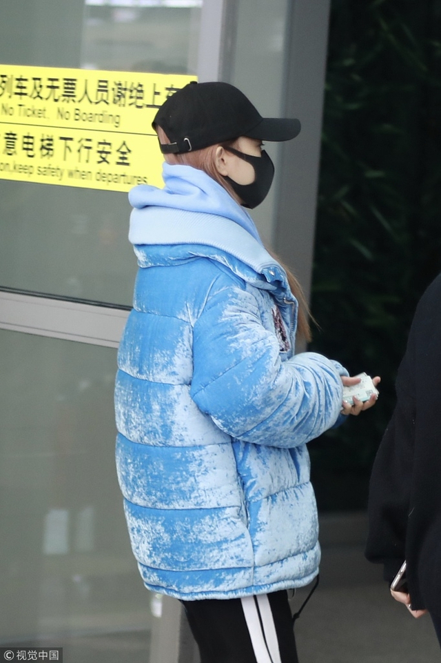 李小璐带甜馨返京低调现身_李小璐出轨后带女儿出行_李小璐的伴娘团都有谁