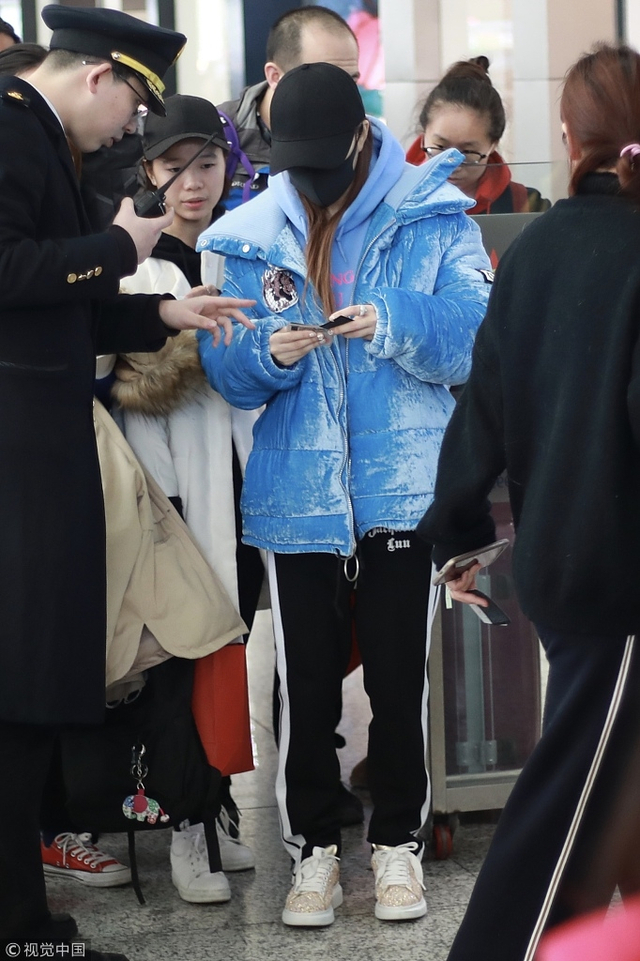 李小璐出轨后带女儿出行_李小璐的伴娘团都有谁_李小璐带甜馨返京低调现身