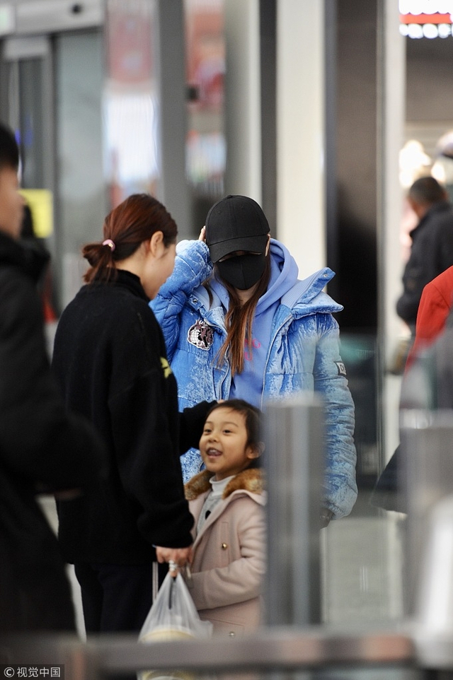 李小璐带甜馨返京低调现身_李小璐的伴娘团都有谁_李小璐出轨后带女儿出行