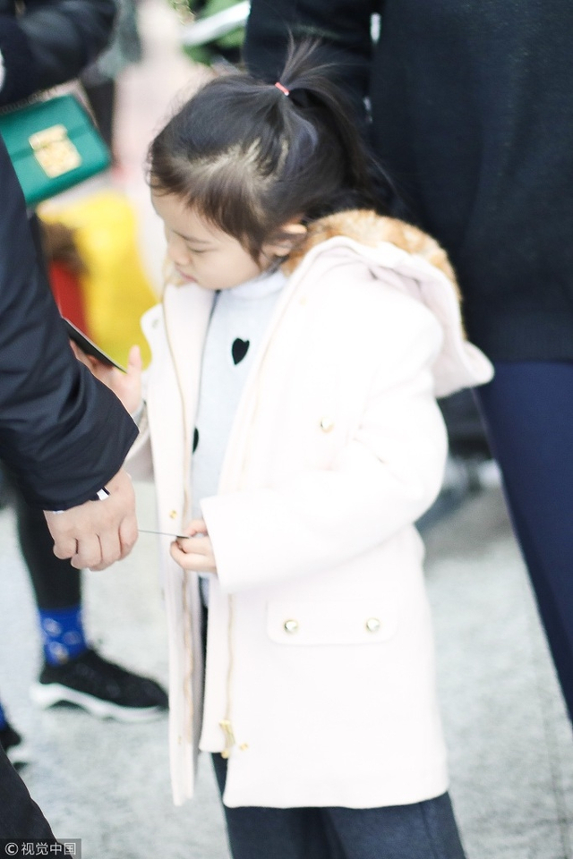 李小璐出轨后带女儿出行_李小璐的伴娘团都有谁_李小璐带甜馨返京低调现身