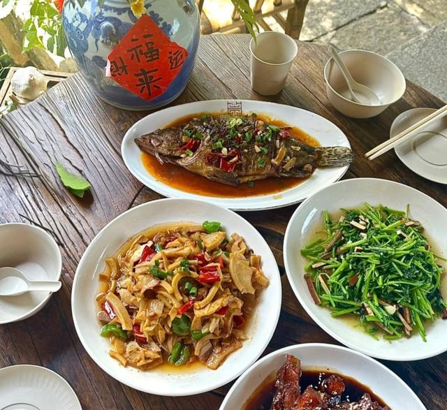 黄山安徽宏村附近的住宿_宏村新巴士线路周边村落免门票体验_宏村油菜花海散心拍照攻略